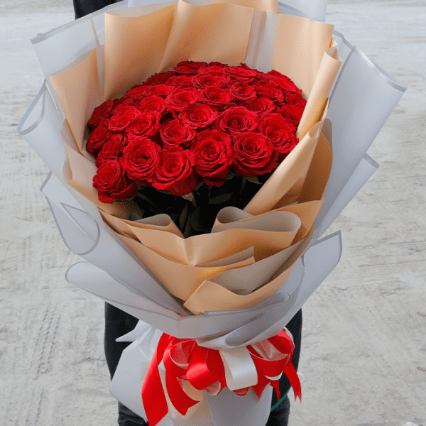 Hand Bouquet of Appealing Roses Hand Bouquet of Roses | Valentine Roses in Bangalore | order Now At Juneflowers.com